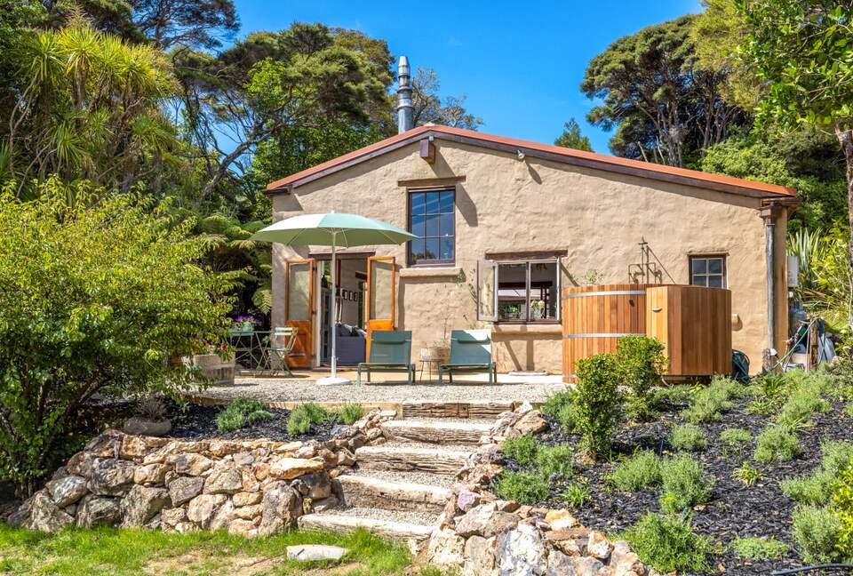 Waiheke Vineyard Cottage with Cedar Hot Tub - Waiheke Island, New Zealand