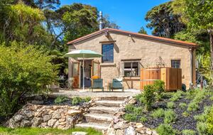 Waiheke Vineyard Cottage with Cedar Hot Tub - Waiheke Island, New Zealand
