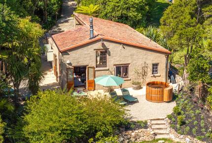 Waiheke Vineyard Cottage with Cedar Hot Tub - Waiheke Island, New Zealand