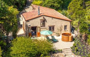 Waiheke Vineyard Cottage with Cedar Hot Tub - Waiheke Island, New Zealand