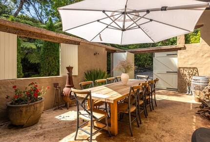 Waiheke Vineyard Cottage with Cedar Hot Tub - Waiheke Island, New Zealand