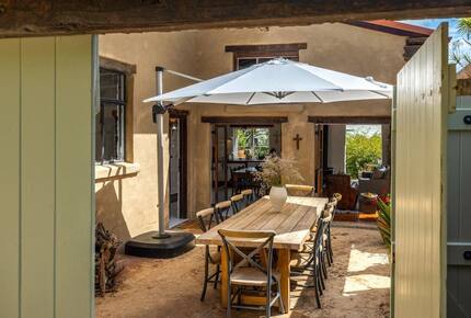 Waiheke Vineyard Cottage with Cedar Hot Tub - Waiheke Island, New Zealand