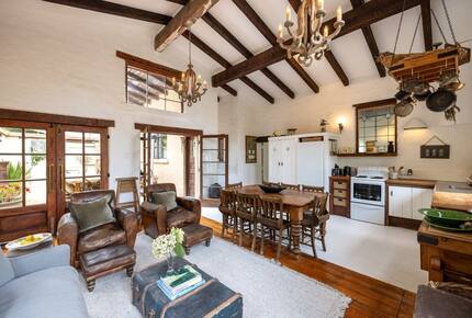 Waiheke Vineyard Cottage with Cedar Hot Tub - Waiheke Island, New Zealand
