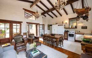 Waiheke Vineyard Cottage with Cedar Hot Tub - Waiheke Island, New Zealand