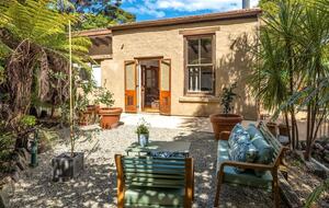 Waiheke Vineyard Cottage with Cedar Hot Tub - Waiheke Island, New Zealand