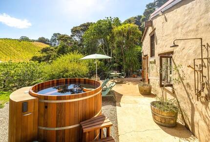 Waiheke Vineyard Cottage with Cedar Hot Tub - Waiheke Island, New Zealand