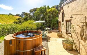 Waiheke Vineyard Cottage with Cedar Hot Tub - Waiheke Island, New Zealand