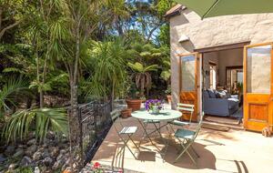Waiheke Vineyard Cottage with Cedar Hot Tub - Waiheke Island, New Zealand