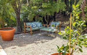 Waiheke Vineyard Cottage with Cedar Hot Tub - Waiheke Island, New Zealand