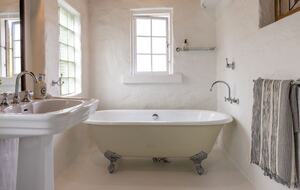 Waiheke Vineyard Cottage with Cedar Hot Tub - Waiheke Island, New Zealand