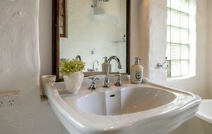 Waiheke Vineyard Cottage with Cedar Hot Tub - Waiheke Island, New Zealand