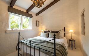 Waiheke Vineyard Cottage with Cedar Hot Tub - Waiheke Island, New Zealand
