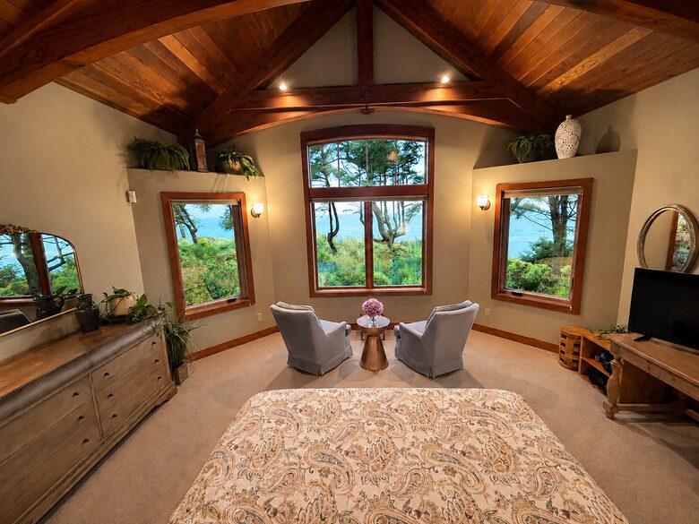 Cliffside Elegance on the Pacific - Pacific Beach, Washington