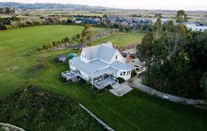 Hololio House - Historic Homestead at Clevedon Polo Club - Auckland, New Zealand