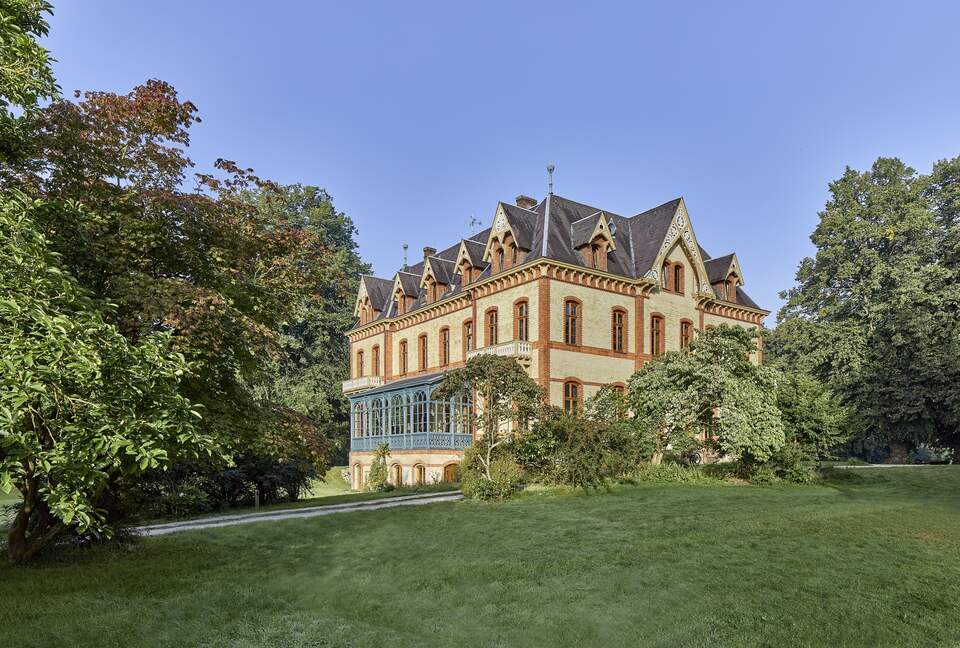 Schloss Düneck | A Historic Estate with Modern Luxury - Moorrege, Germany