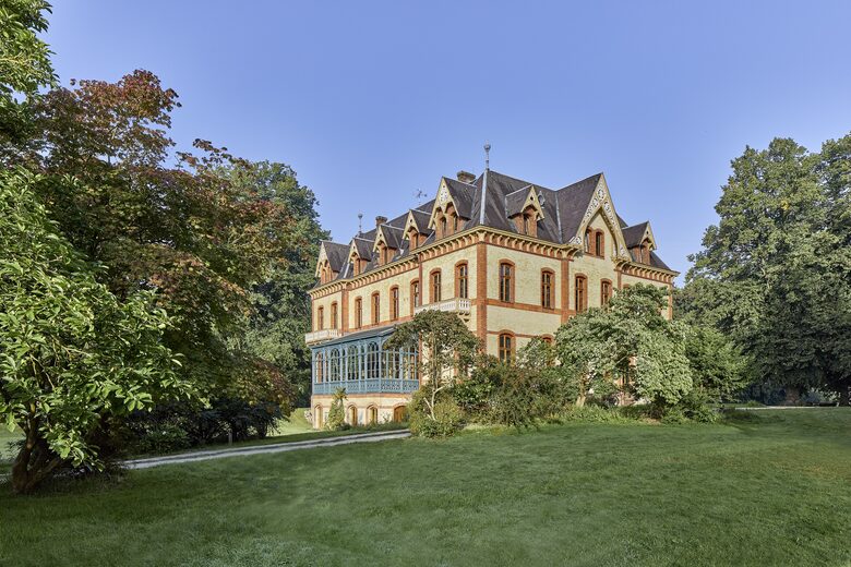 Schloss Düneck | A Historic Estate with Modern Luxury - Moorrege, Germany