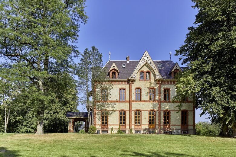 Schloss Düneck | A Historic Estate with Modern Luxury - Moorrege, Germany