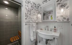 Saltwind Cottage Near Rail Trail and Beaches - Harwich, Massachusetts