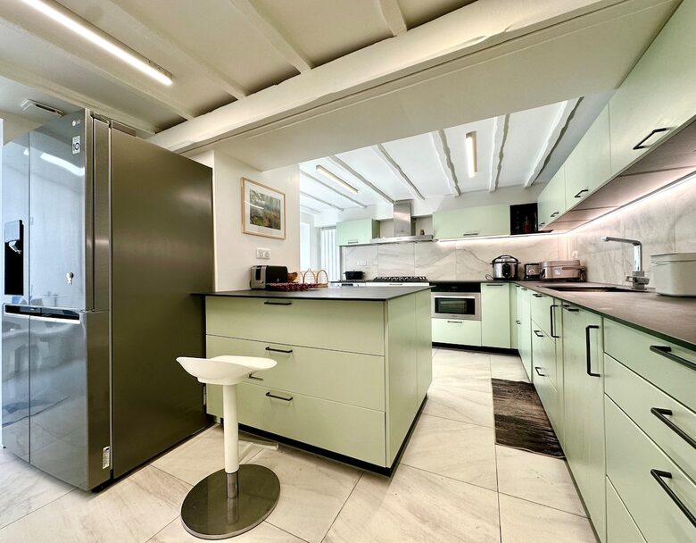 Spacious Five Bedroom Home with Private Garden - Bagneux, Paris, France