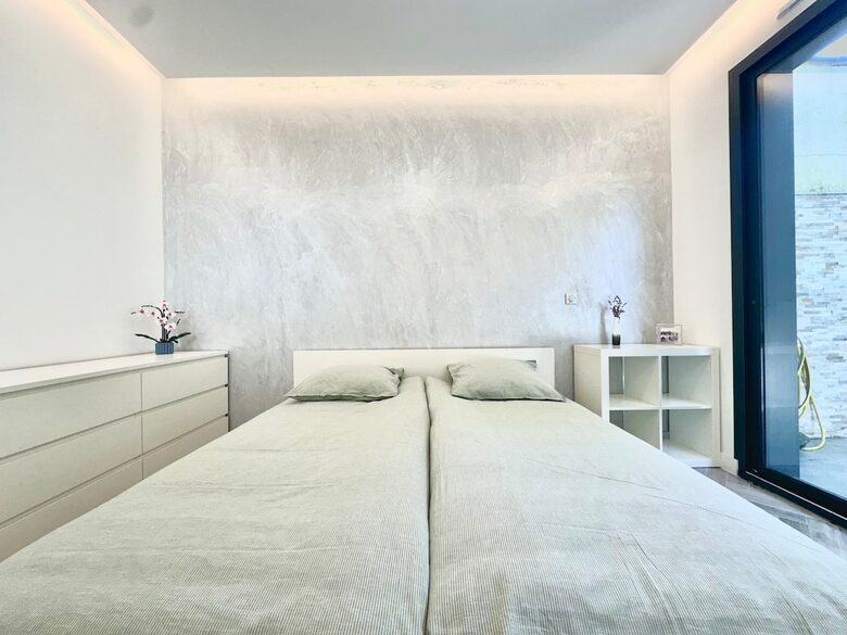 Spacious Five Bedroom Home with Private Garden - Bagneux, Paris, France