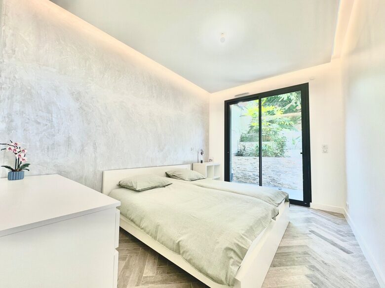 Spacious Five Bedroom Home with Private Garden - Bagneux, Paris, France
