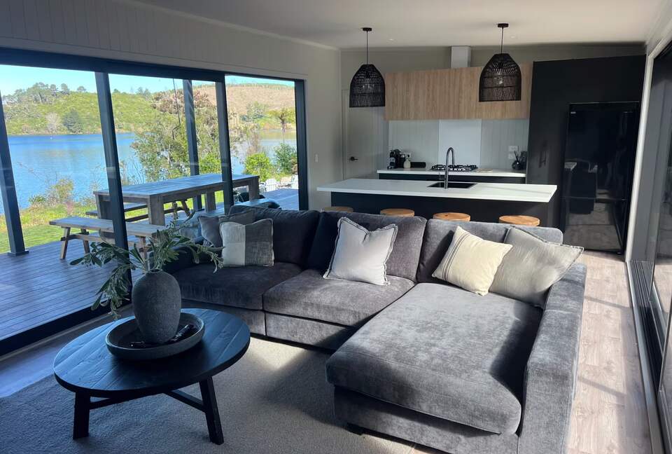 Lake Taupō Retreat with Panoramic Water Views - Taupō, New Zealand