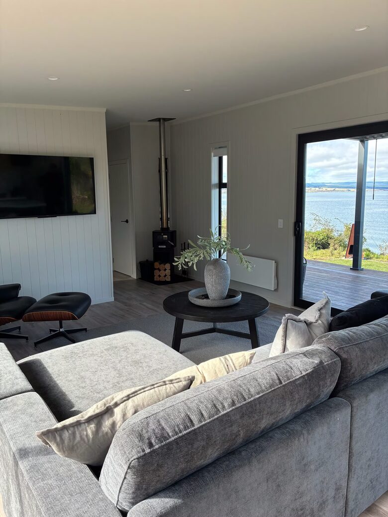 Lake Taupō Retreat with Panoramic Water Views - Taupō, New Zealand