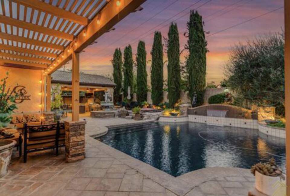 Private Backyard Oasis Near Bakersfield's Best Attractions - Bakersfield, California