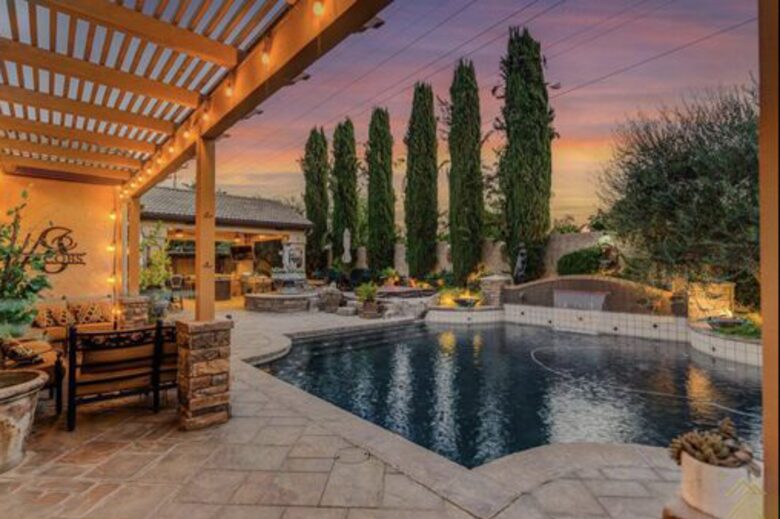 Private Backyard Oasis Near Bakersfield's Best Attractions - Bakersfield, California