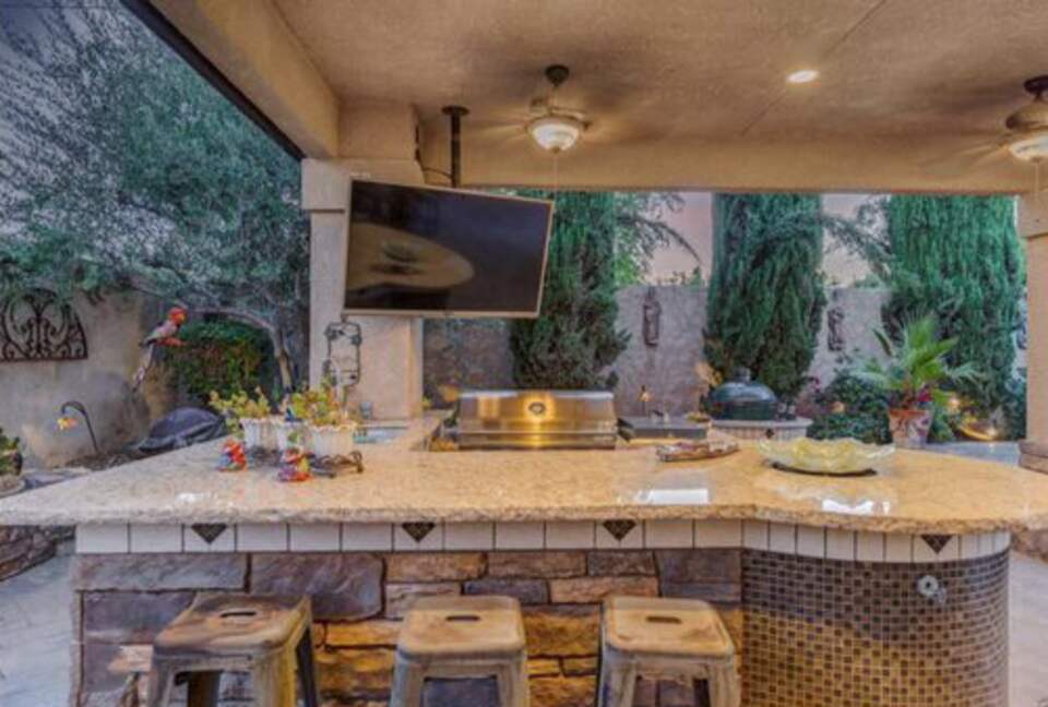 Private Backyard Oasis Near Bakersfield's Best Attractions - Bakersfield, California