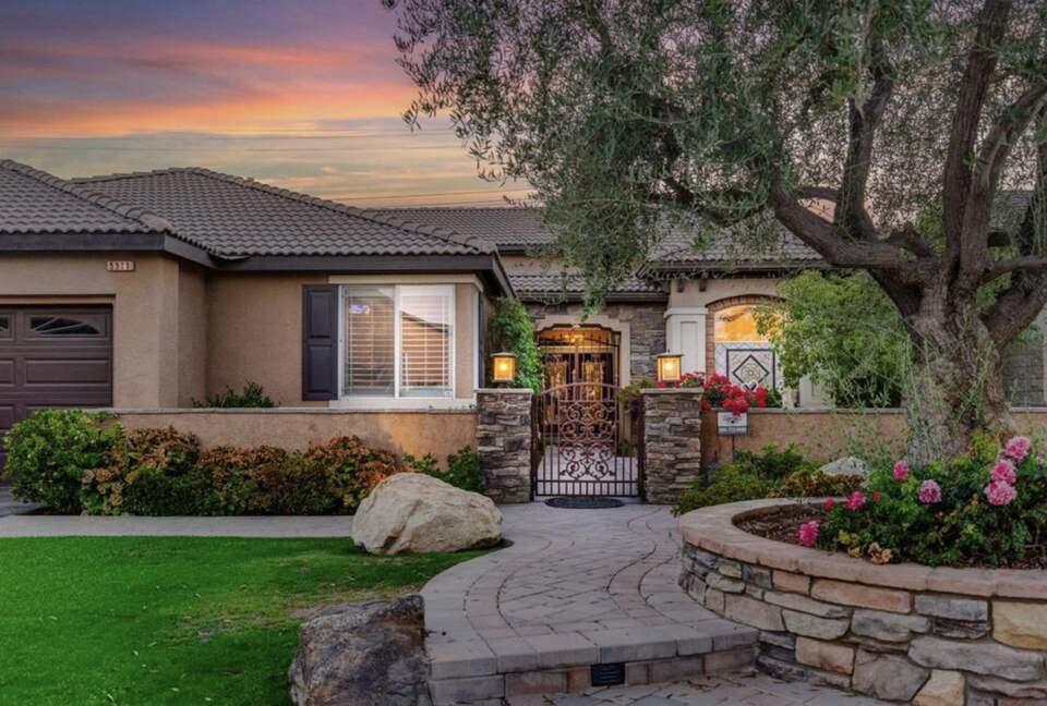 Private Backyard Oasis Near Bakersfield's Best Attractions - Bakersfield, California