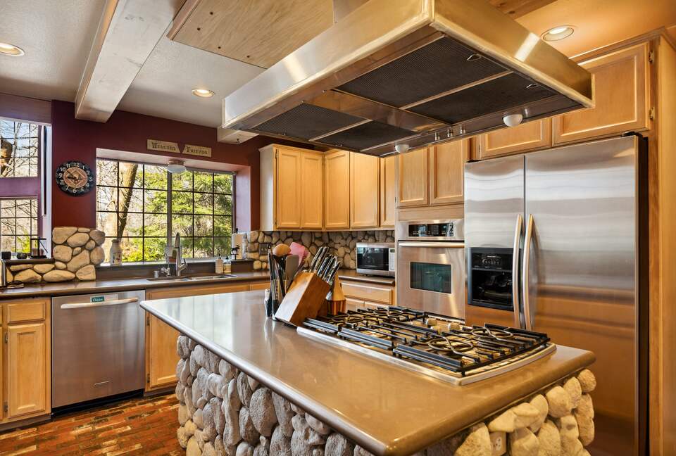 Lake Arrowhead Fireside Gathering Lodge - Lake Arrowhead, California