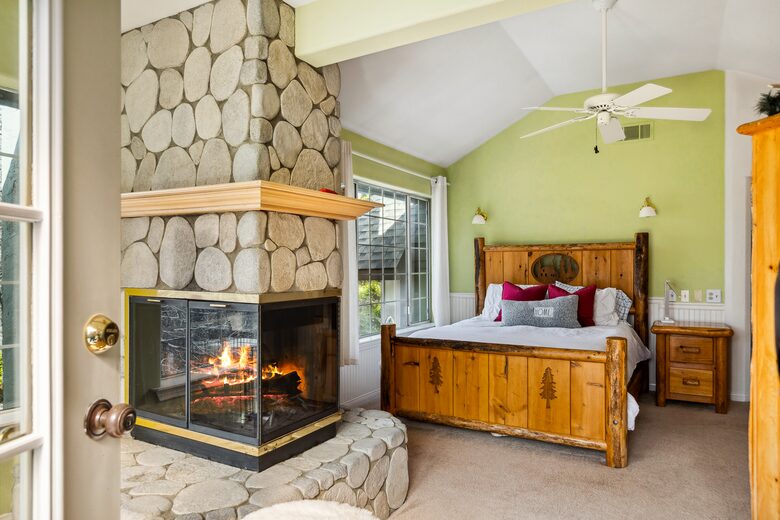 Lake Arrowhead Fireside Gathering Lodge - Lake Arrowhead, California