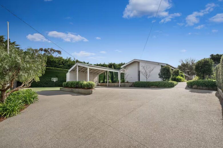 Portsea Garden Estate with Pool & Tennis Court - Melbourne, Australia