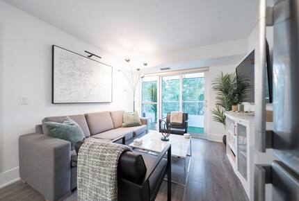 Entertainment District Retreat with CN Tower Views - Toronto, Canada