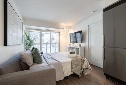 Entertainment District Retreat with CN Tower Views - Toronto, Canada