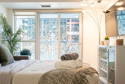 Entertainment District Retreat with CN Tower Views - Toronto, Canada