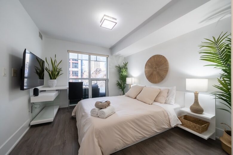 Entertainment District Retreat with CN Tower Views - Toronto, Canada
