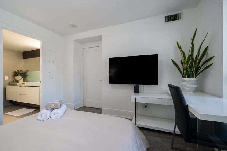 Entertainment District Retreat with CN Tower Views - Toronto, Canada