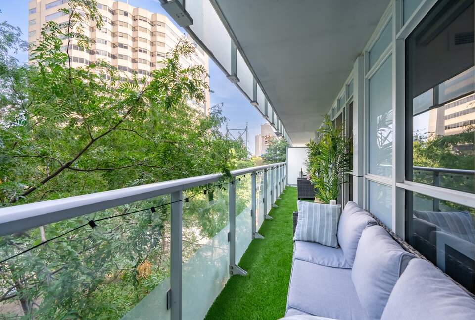 Entertainment District Retreat with CN Tower Views - Toronto, Canada