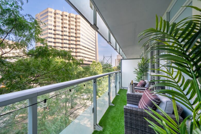 Entertainment District Retreat with CN Tower Views - Toronto, Canada