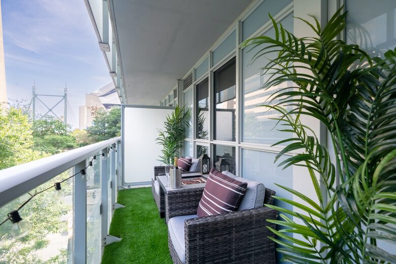 Entertainment District Retreat with CN Tower Views - Toronto, Canada