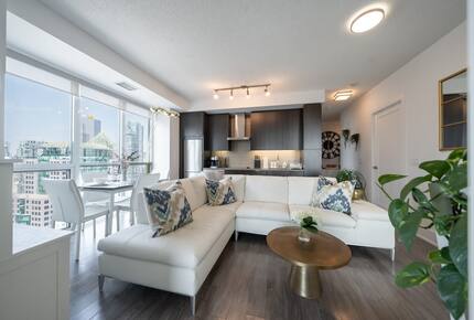 Modern Toronto Retreat Near the CN Tower - Toronto, Canada