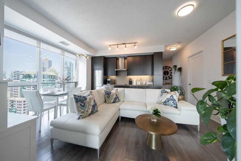 Modern Toronto Retreat Near the CN Tower - Toronto, Canada
