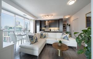 Modern Toronto Retreat Near the CN Tower - Toronto, Canada