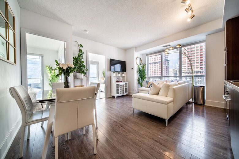 Modern Toronto Retreat Near the CN Tower - Toronto, Canada