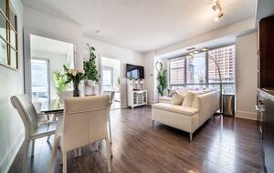 Modern Toronto Retreat Near the CN Tower - Toronto, Canada