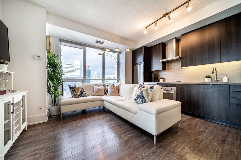 Modern Toronto Retreat Near the CN Tower - Toronto, Canada