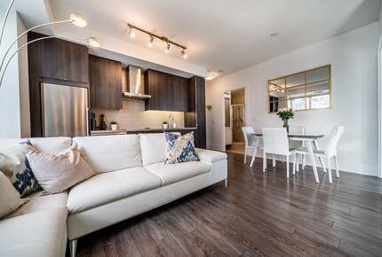 Modern Toronto Retreat Near the CN Tower - Toronto, Canada