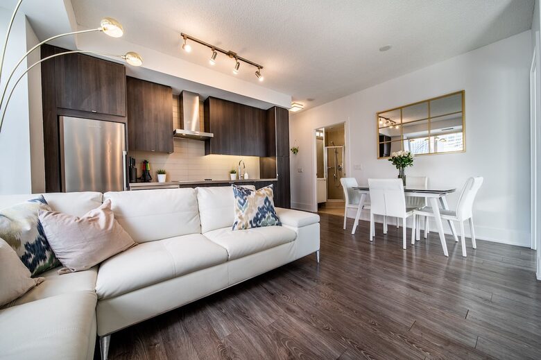 Modern Toronto Retreat Near the CN Tower - Toronto, Canada
